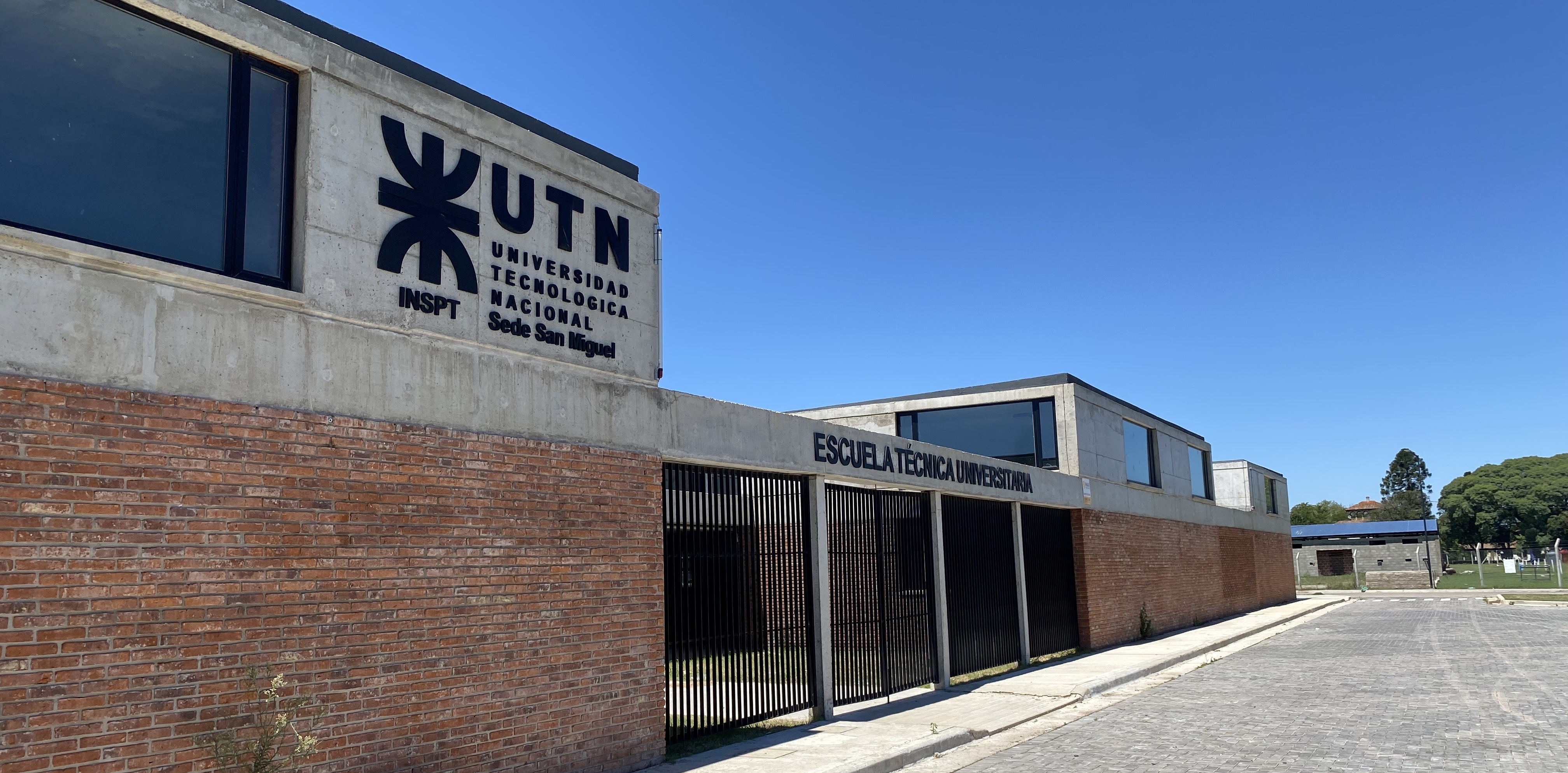 Frente de la escuela